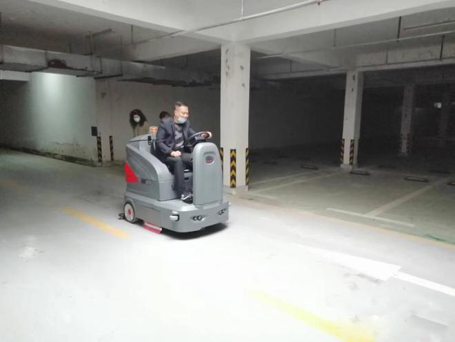 通化小区物业保洁不用人力改用驾驶式洗地机了
